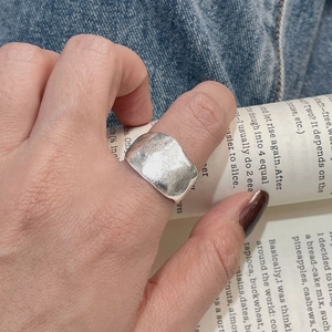 Vue détaillée d'une bague en argent S925 avec une texture martelée et une finition mate