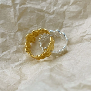Vista macro di anelli in argento sterling S925 con trama a lava irregolare oro e argento