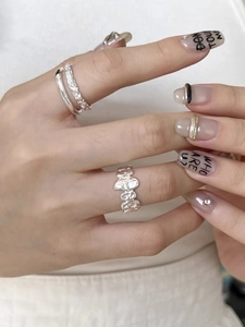 Primo piano di anelli a fascia in argento 925 con texture lavica e stile minimalista