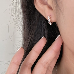 Élégantes boucles d'oreilles créoles en argent 925 avec nœud, portées par un mannequin