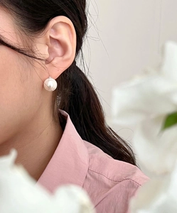 Detail of 10mm white pearl earring featuring elegant luster and 925 silver base