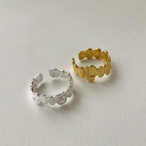 Vista macro dettagliata di anelli in argento sterling S925 con trama a onde irregolari