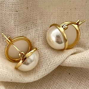 Elegant 925 sterling silver pearl stud earrings with a vintage gold finish and warm tones