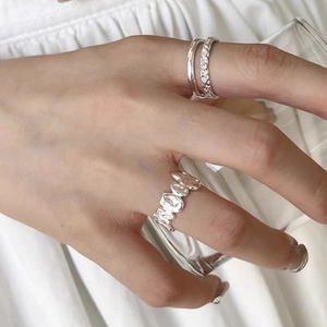 Minimalistische S925 sterling zilveren ringenset met onregelmatige textuur op model