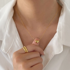 Collier avec pendentif cœur doré et ensemble de bagues minimalistes lisses et martelées