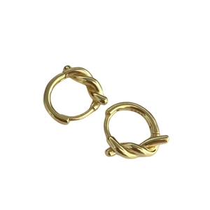 Boucles d'oreilles créoles nouées en argent S925 avec un design torsadé plaqué or