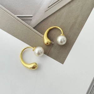 Elegant s925 silver drop-shaped pearl earrings with gold-plated minimalist C-curve design