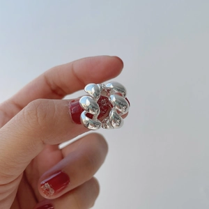 Vue détaillée des créoles torsadées en argent sterling S925 avec finition polie