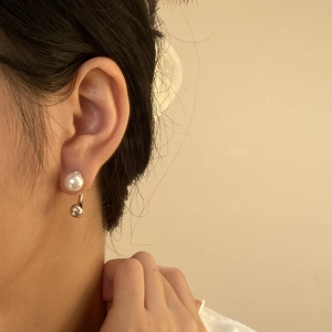 Detail of s925 silver water drop pearl ear jacket showing a modern minimalist style