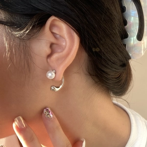 Elegant S925 silver teardrop pearl earrings featuring a modern curved minimalist design