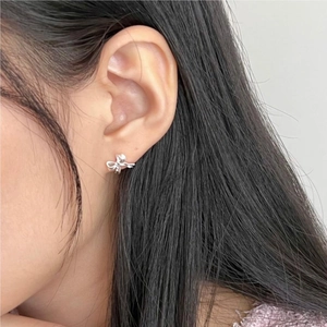 Élégantes boucles d'oreilles nœud en argent sterling 925 portées par un mannequin