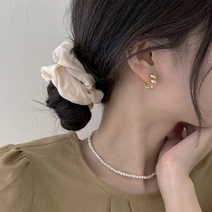 Élégantes boucles d'oreilles créoles torsadées dorées avec collier de perles