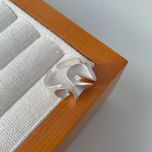 Minimalist S925 sterling silver ring featuring a matte finish and irregular twisted design