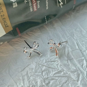 Boucles d'oreilles nœud en argent sterling 925 pour femmes avec un éclat métallique vif