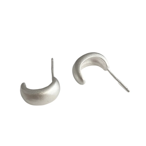 Minimalist 925 sterling silver U-shaped earrings with a matte frosted finish texture
