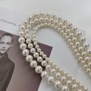Classic white pearl necklace with gradient round beads in elegant French retro style