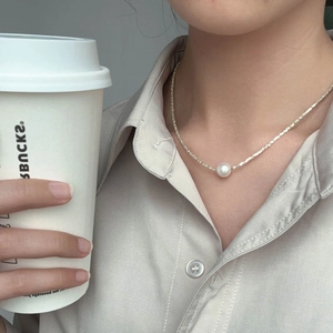 Elegante girocollo in argento sterling con perla bianca su una catena sfaccettata luccicante
