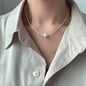 Collana di perle in argento sterling S925 minimalista indossata da una modella con camicia