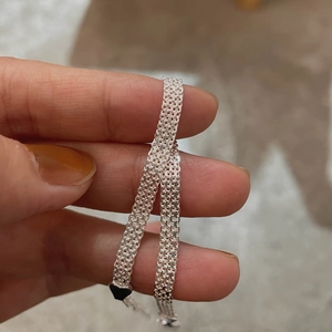 Vue détaillée du bracelet en maille d'argent 925 montrant le tissage fin et le lustre