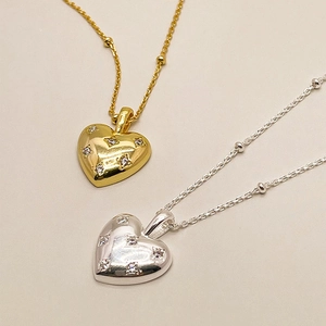 Elegant S925 sterling silver heart pendant necklace with sparkling cubic zirconia inlay