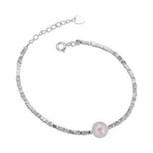 Elegante collana in argento sterling S925 con perla rosa e ciondolo a cuore su sfondo bianco