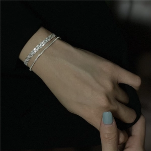 Gros plan sur des bracelets en argent S925 à maille large et torsadée pour femme
