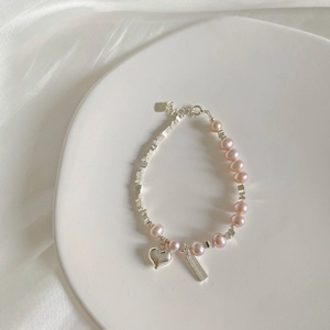 Vue détaillée du bracelet en argent S925 avec perles lilas et pendentif cœur