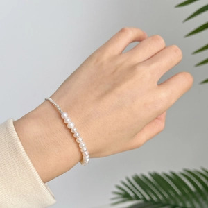 Detail of a 925 sterling silver beaded bracelet featuring natural freshwater pearls