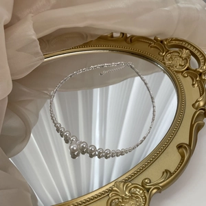 Elegant silver pearl necklace with gradient white pearls and sparkling rhinestone chain
