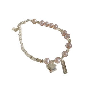 Bracelet élégant en argent S925 avec perles roses et pendentif cœur sur fond blanc pur