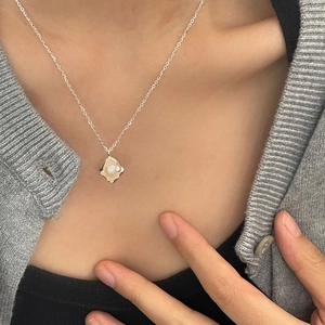 Detail of 925 silver necklace featuring an irregular square frame and natural pearl