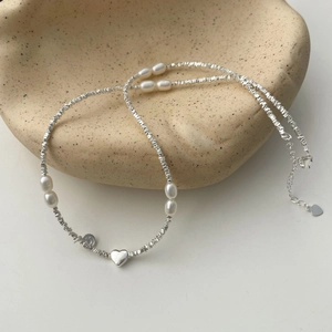 Collana chic in argento 925 con perle, ciondolo a cuore e charm a forma di sorriso