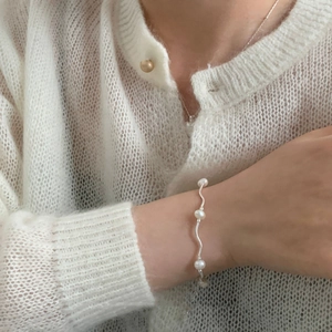Detailed view of handmade 925 silver wave bracelet with natural freshwater pearls