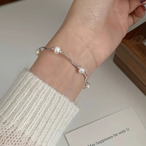 Minimalist 925 sterling silver wavy bracelet with natural freshwater pearls for women