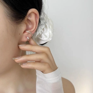 Minimalist S925 sterling silver ear cuffs set with double-layer lines worn by a model