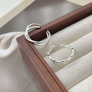 Details von S925 Sterlingsilber Herz- und Doppelkreuzringen in einer Geschenkbox