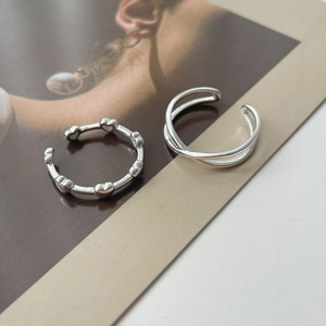 Nahaufnahme von S925 Sterling Silber Herzring und minimalistischem Kreuzring