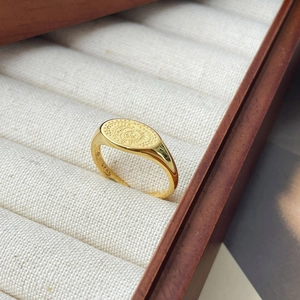 Vue macro détaillée de la bague en argent S925 avec relief soleil et lune