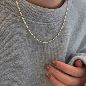 Collier élégant bicolore or et argent avec perles d'olive texturées pour un style chic
