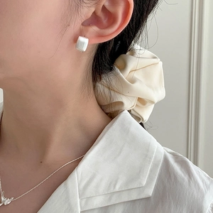 Vue détaillée de boucles d'oreilles carrées brossées en argent massif S925