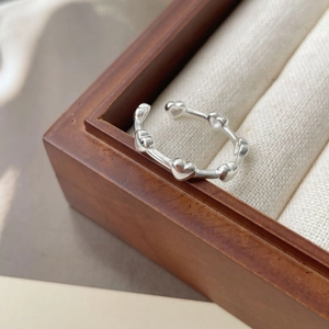Detailansicht des S925 Silberherzrings in einer eleganten Geschenkbox