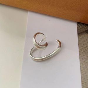 Detailed view of the S925 sterling silver irregular double-layer line ear bone clip
