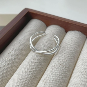 Detailansicht des S925 Sterlingsilber-Rings mit Kreuzlinien-Design und offener Bandstruktur