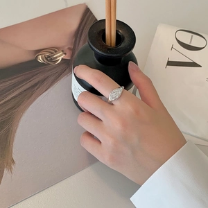 Détail d'une bague ovale en argent 925 vintage avec gravures rétro de style solaire