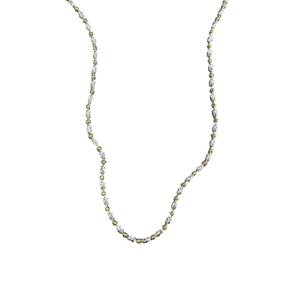 Collier bicolore avec perles olive argentées texturées et perles rondes dorées