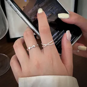 Minimalistische S925 Sterlingsilber Herz und Kreuz Ringe am Finger im Alltagslook