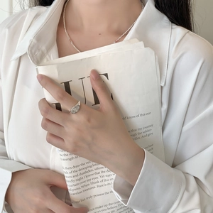 Bague soleil minimaliste en argent sterling 925 portée à l'index avec détails bohèmes