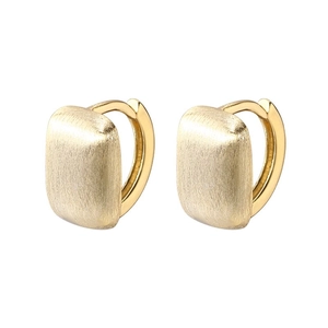 Créoles carrées minimalistes en argent S925 avec une finition dorée mate et brossée