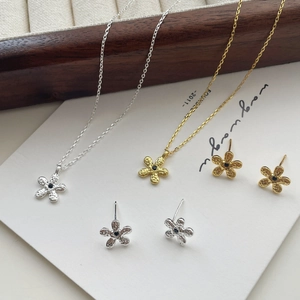 Ensemble élégant de colliers et boucles d'oreilles or et argent avec fleurs noires