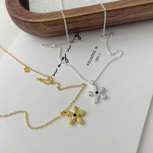 Collier fleur française avec diamant noir et texture martelée en métal poli brillant